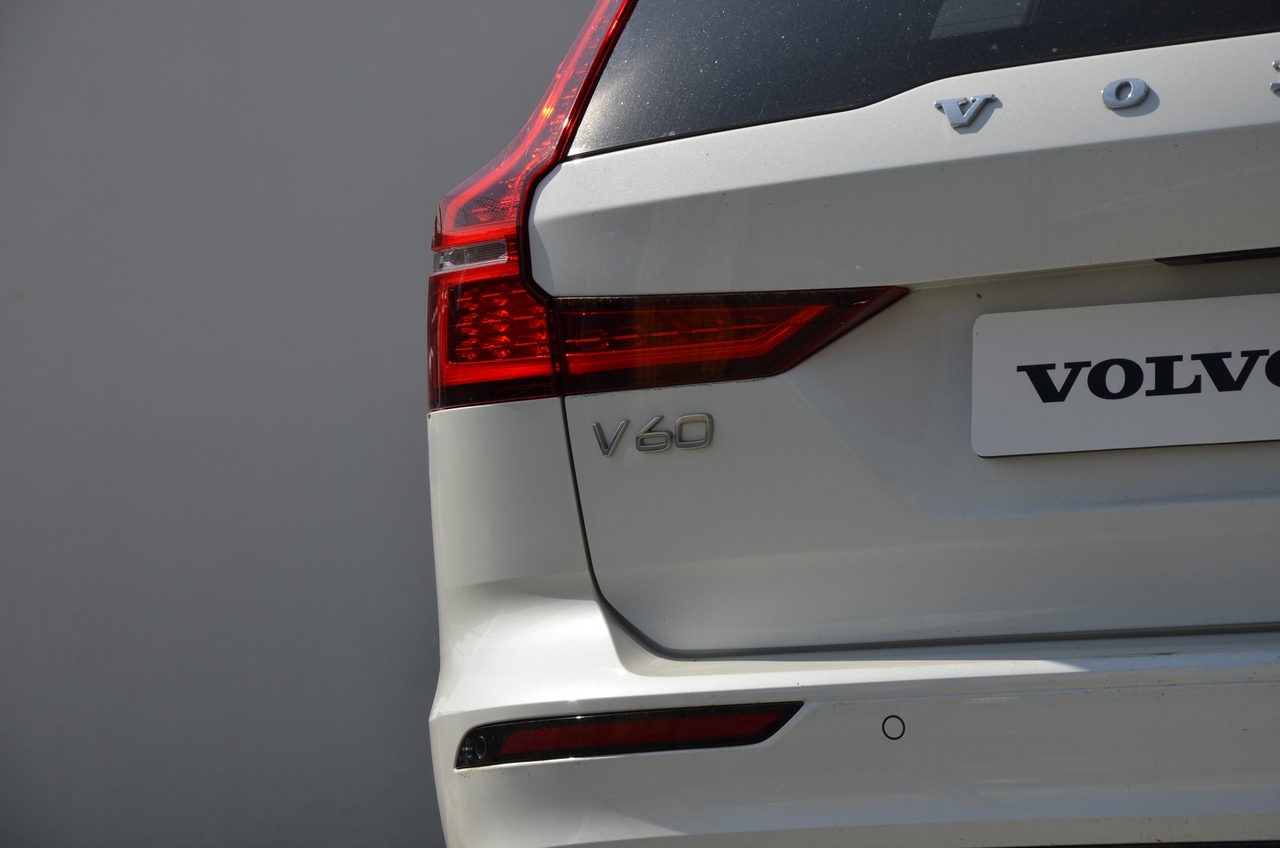 V60 T6 Hibrido Plug-in Plus Dark