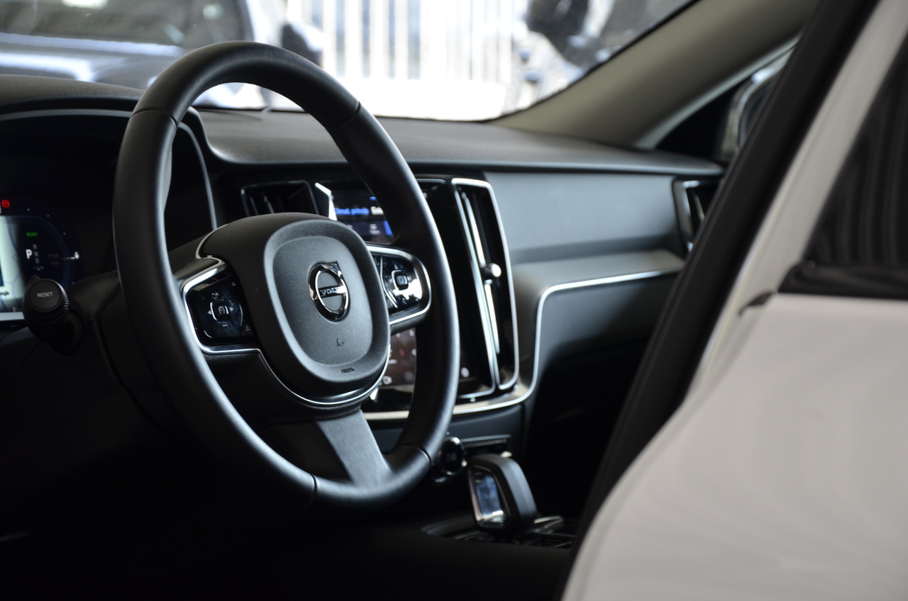 V60 T6 Hibrido Plug-in Plus Dark