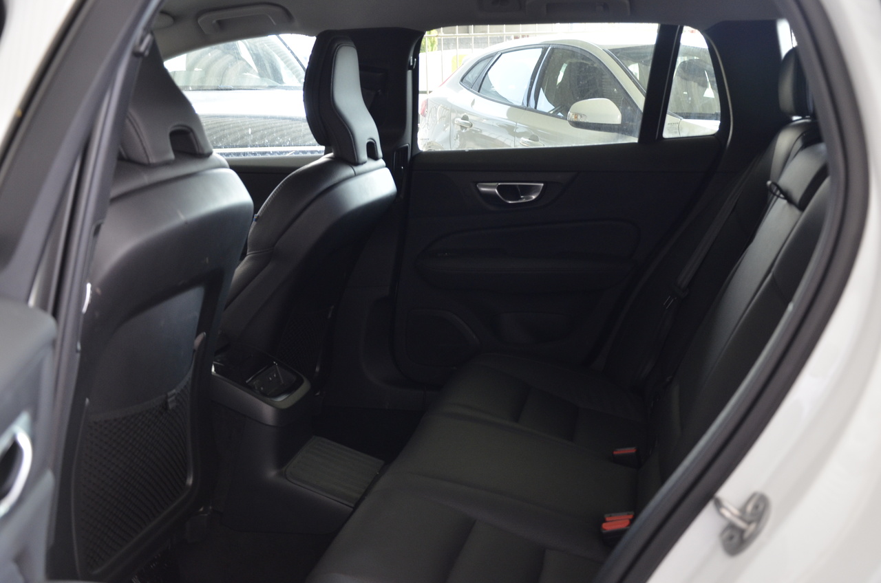 V60 T6 Hibrido Plug-in Plus Dark