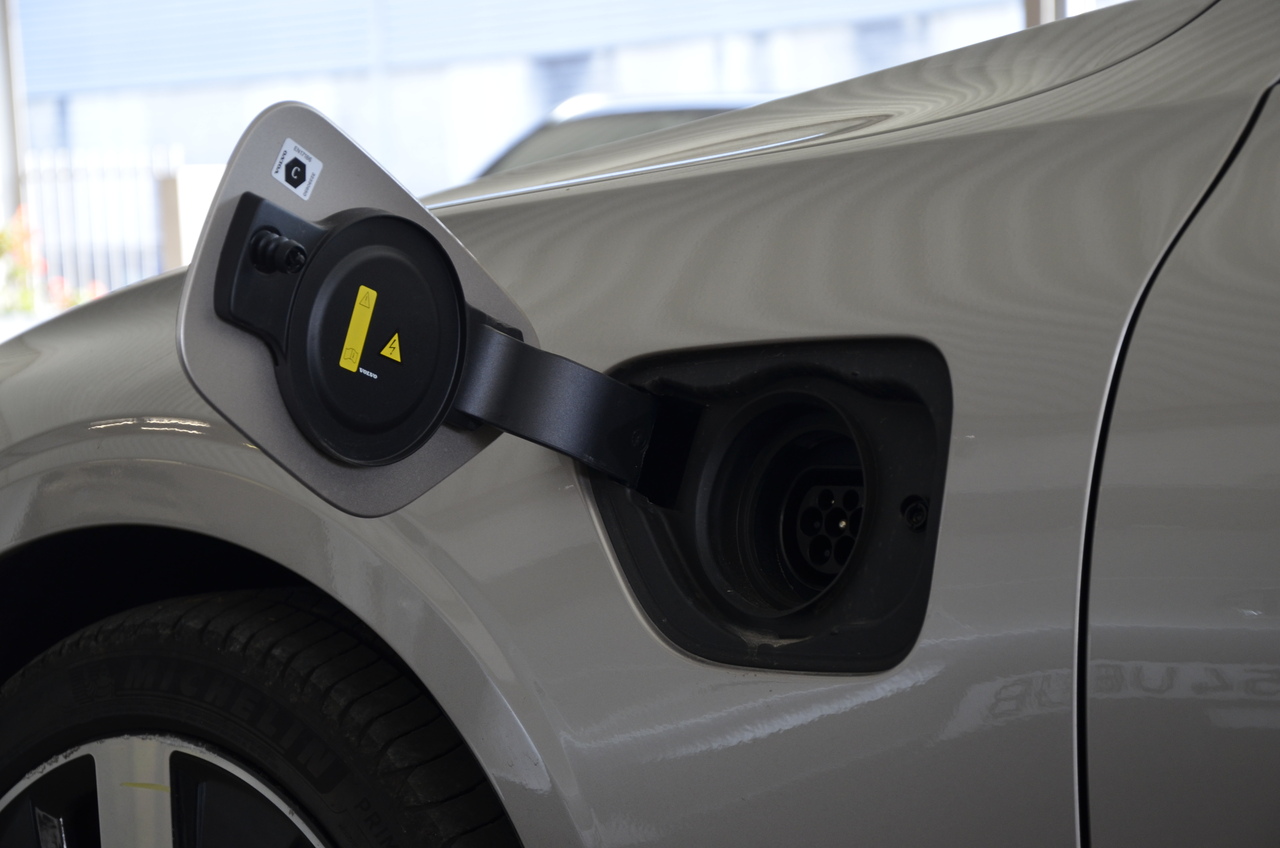 V60 T6 Hibrido Plug-in Plus Dark