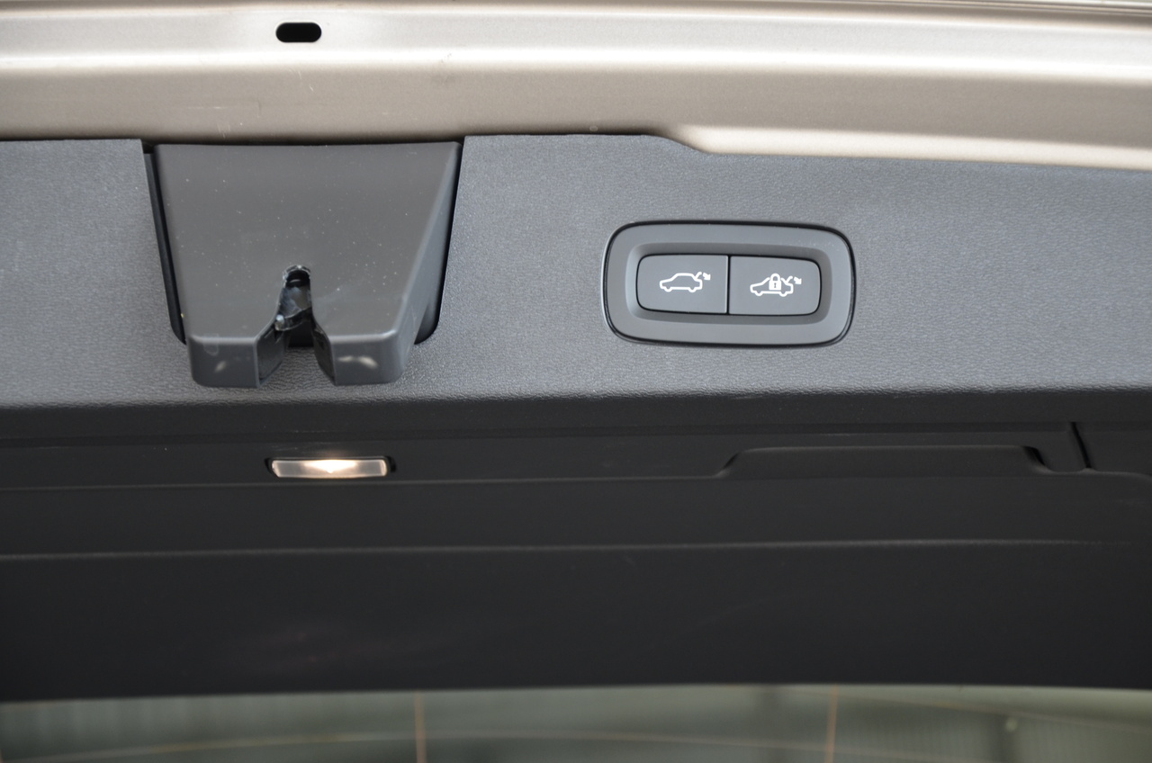 V60 T6 Hibrido Plug-in Plus Dark