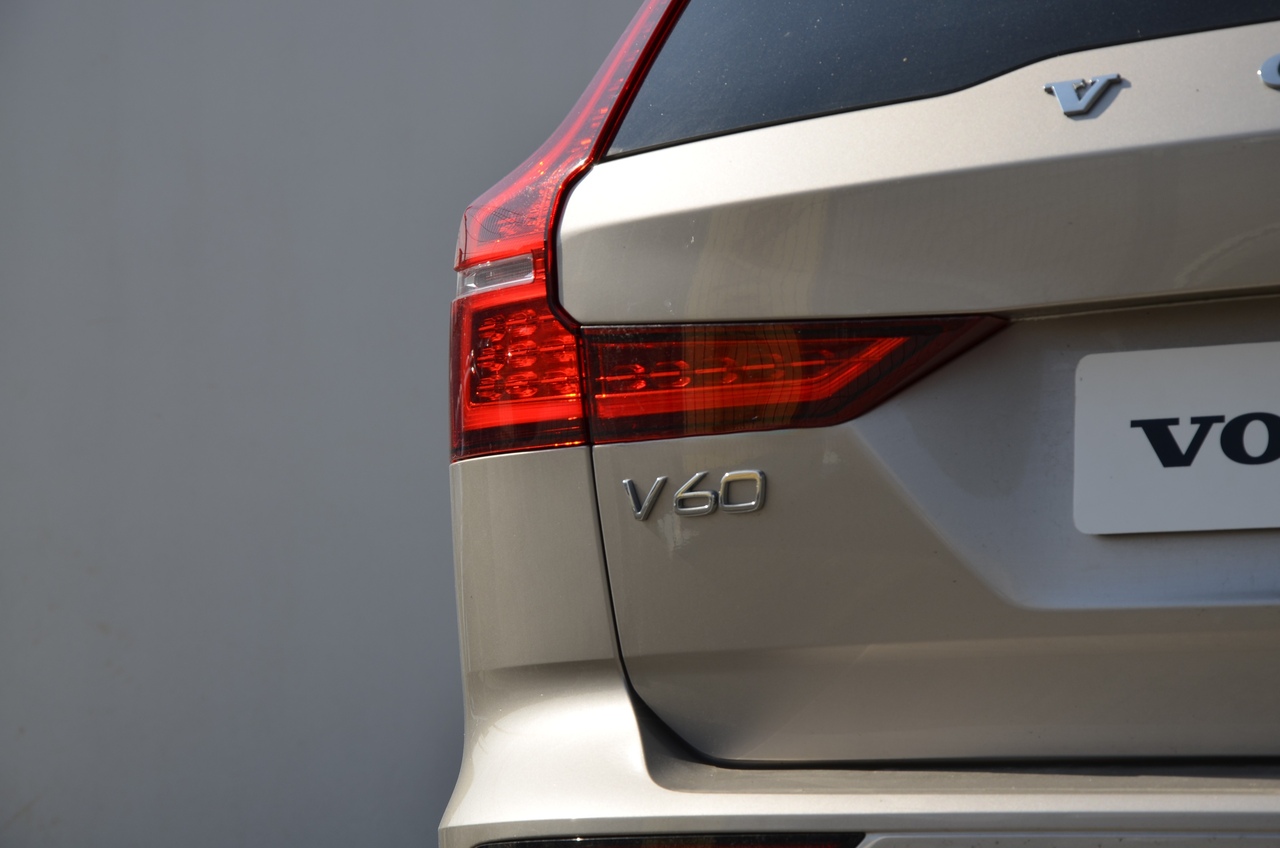 V60 T6 Hibrido Plug-in Plus Dark