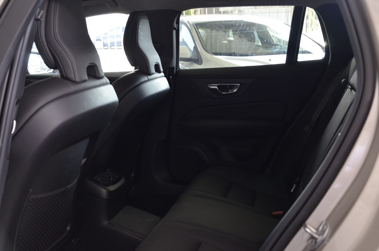 V60 T6 Hibrido Plug-in Plus Dark