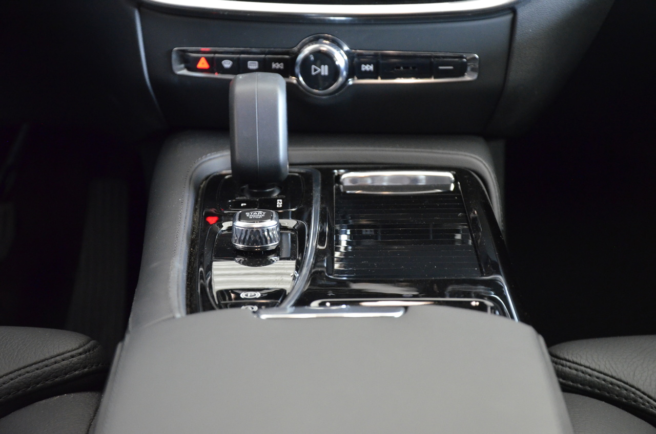 V60 T6 Hibrido Plug-in Plus Dark