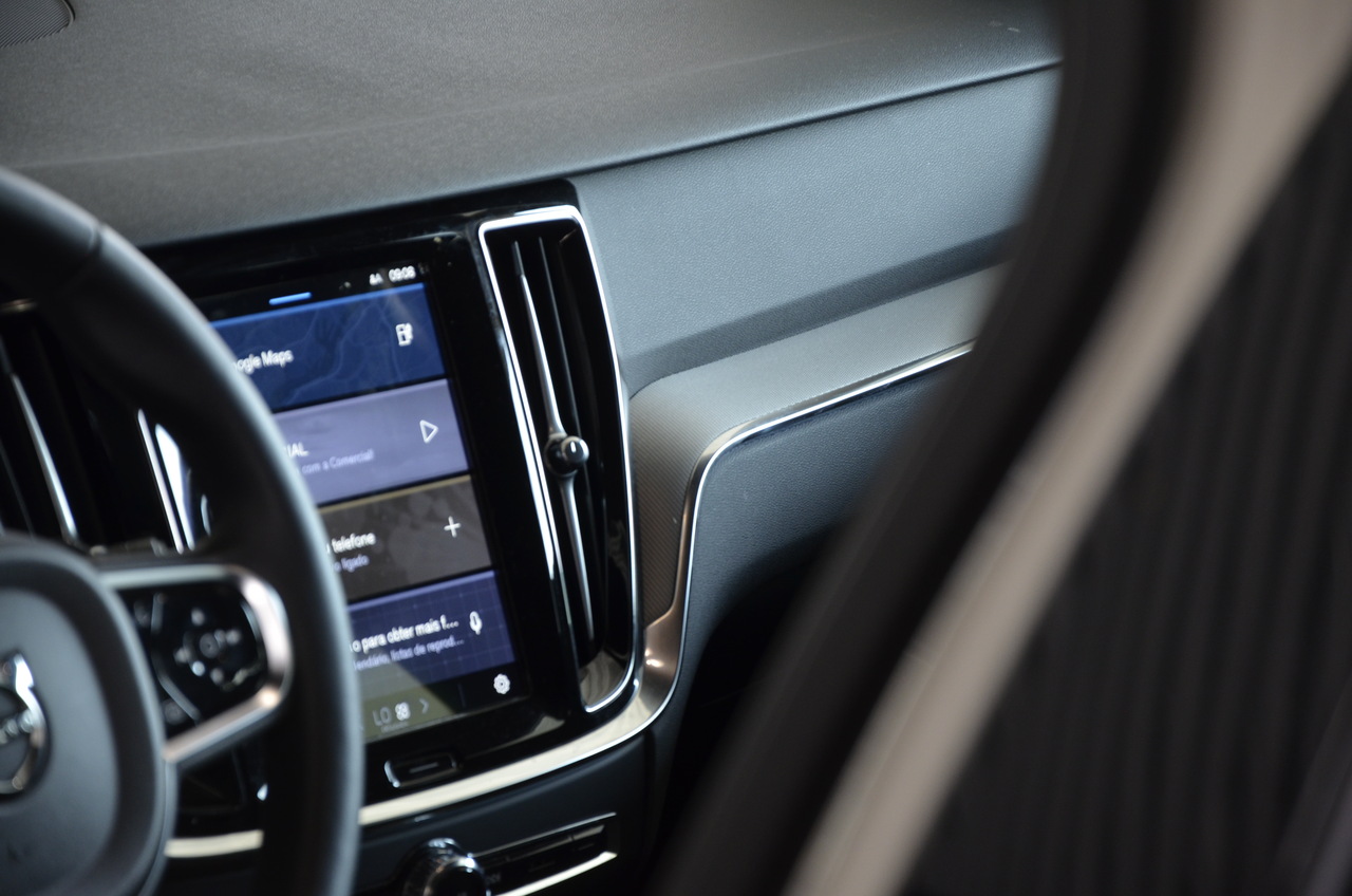 V60 T6 Hibrido Plug-in Plus Dark
