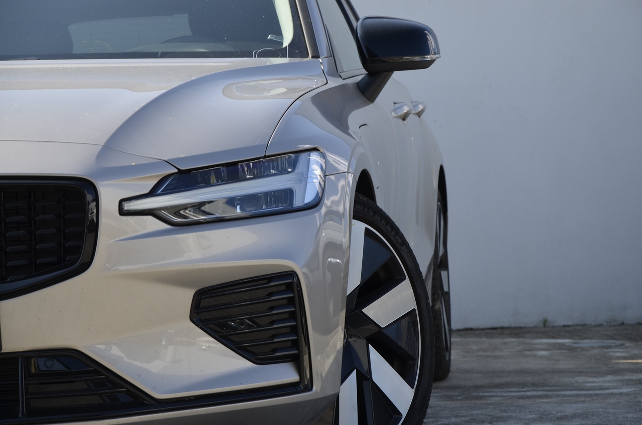 V60 T6 Hibrido Plug-in Plus Dark