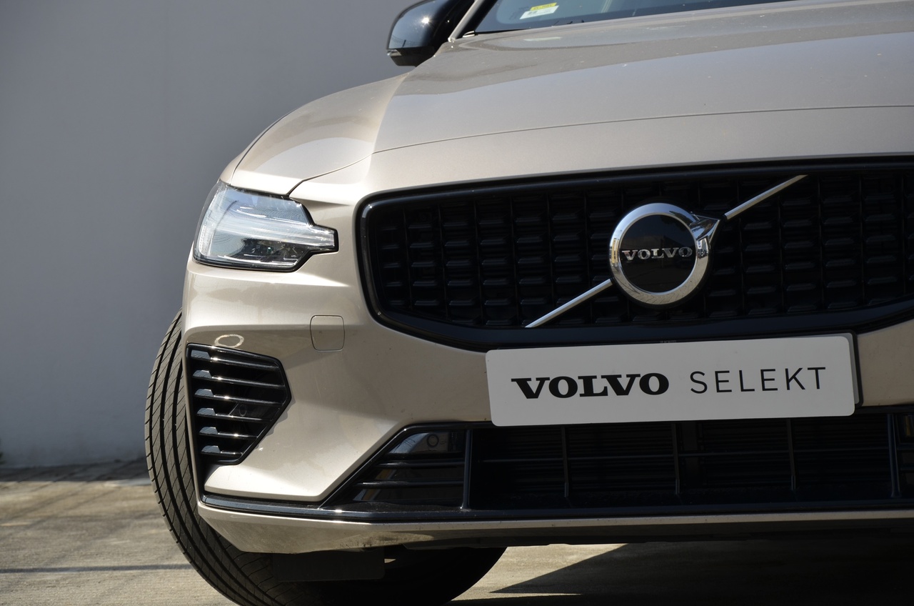 V60 T6 Hibrido Plug-in Plus Dark