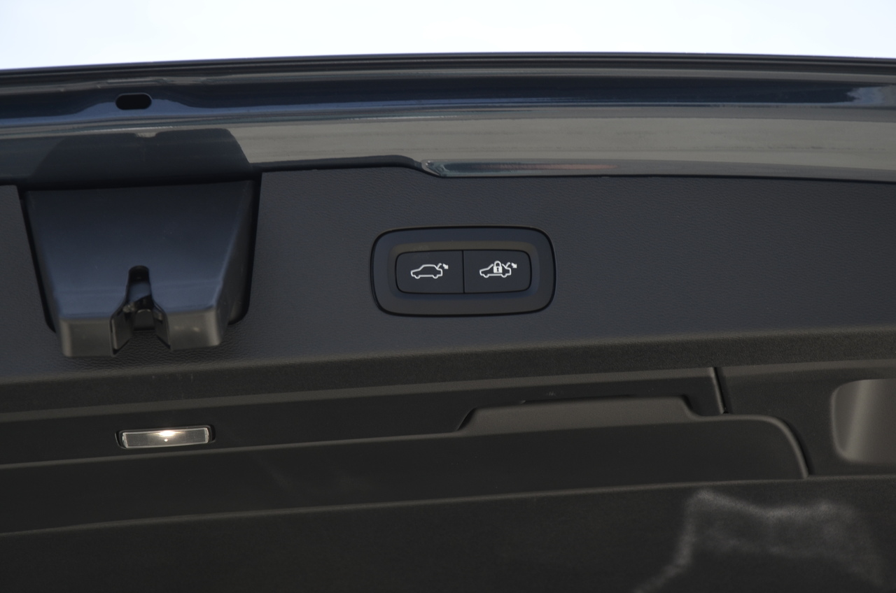 V60 T6 Hibrido Plug-in Plus Dark