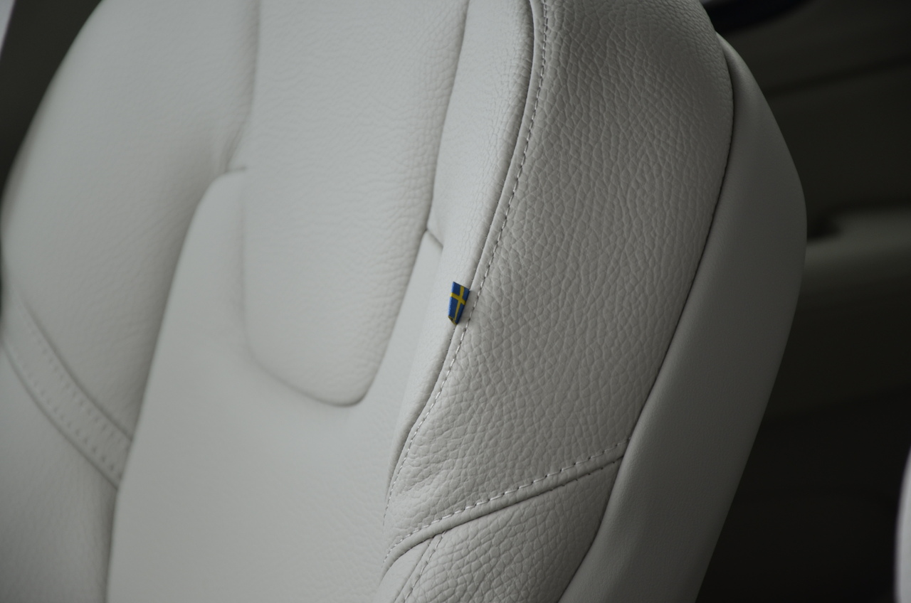 V60 T6 Hibrido Plug-in Plus Dark