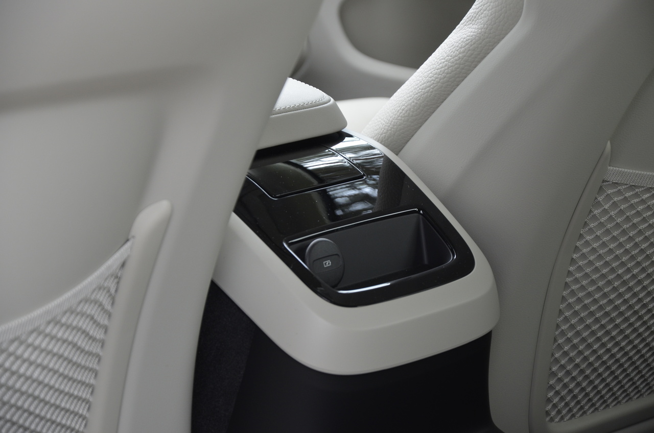 V60 T6 Hibrido Plug-in Plus Dark