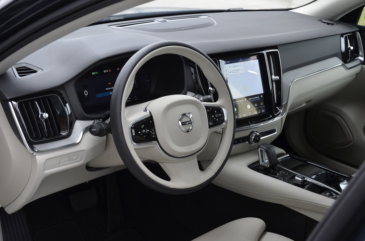 V60 T6 Hibrido Plug-in Plus Dark