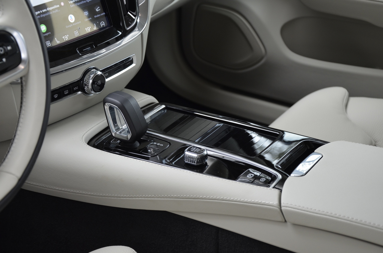 V60 T6 Hibrido Plug-in Plus Dark
