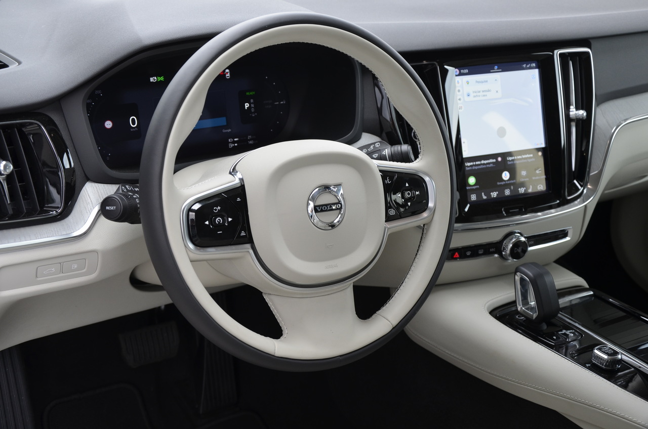 V60 T6 Hibrido Plug-in Plus Dark