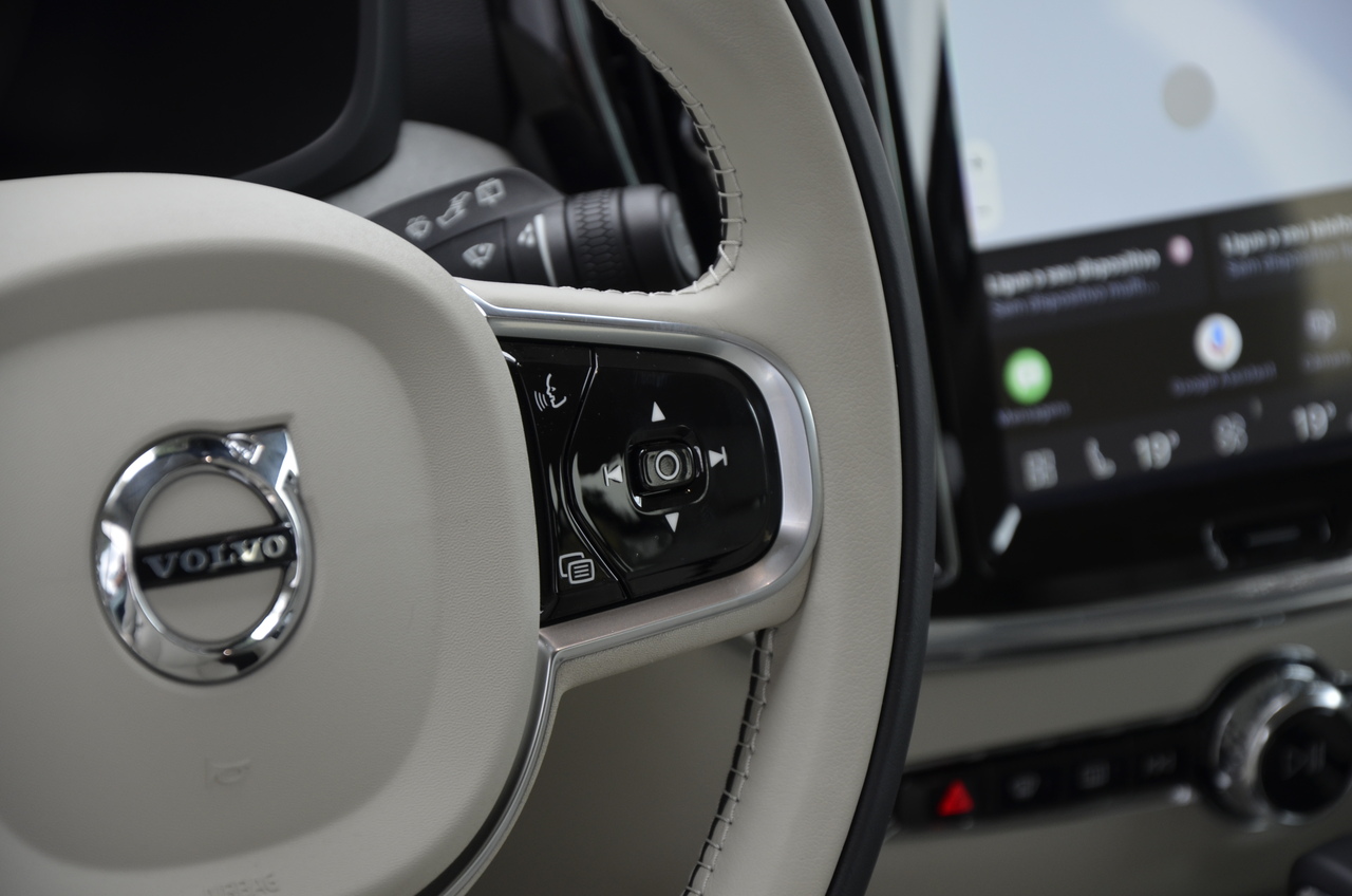 V60 T6 Hibrido Plug-in Plus Dark