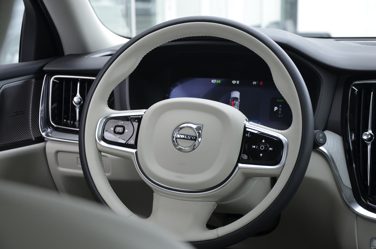 V60 T6 Hibrido Plug-in Plus Dark