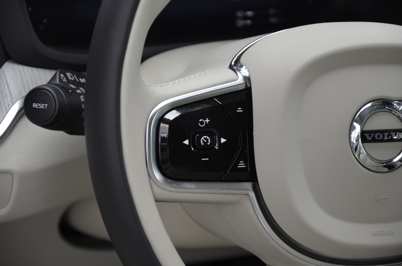 V60 T6 Hibrido Plug-in Plus Dark