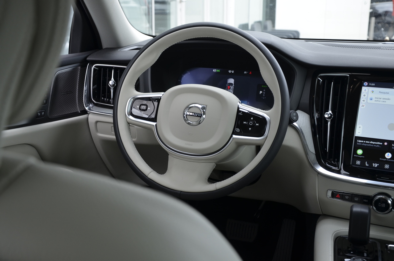 V60 T6 Hibrido Plug-in Plus Dark