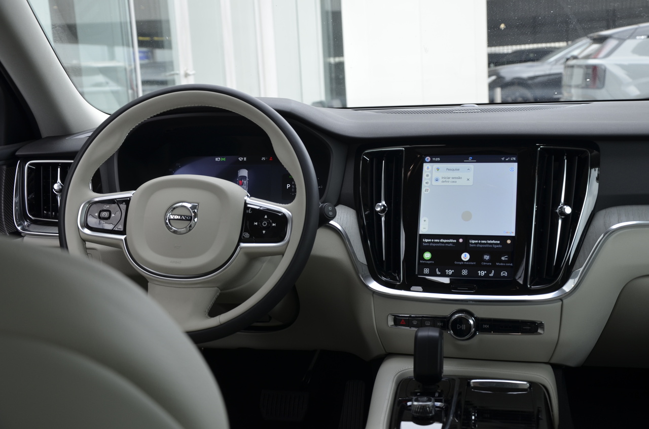 V60 T6 Hibrido Plug-in Plus Dark
