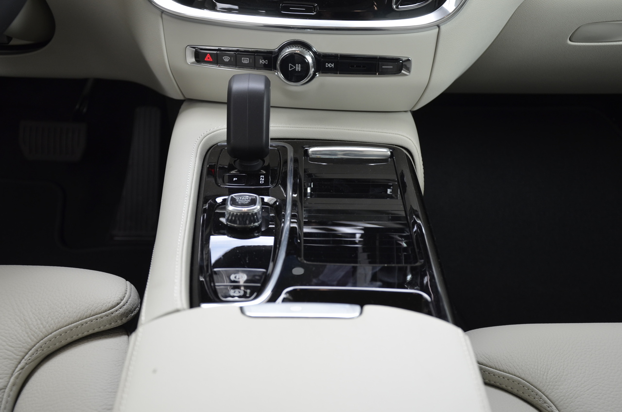 V60 T6 Hibrido Plug-in Plus Dark