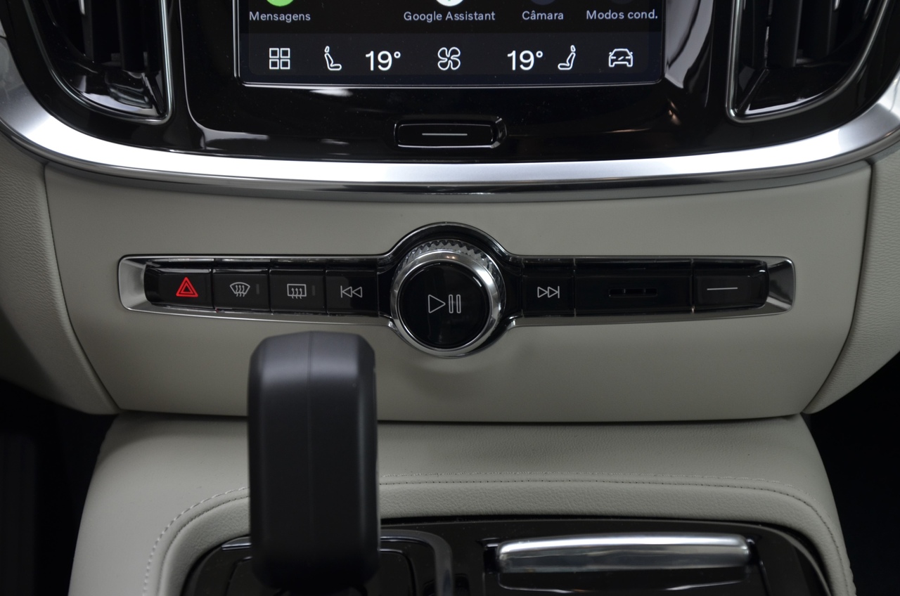 V60 T6 Hibrido Plug-in Plus Dark