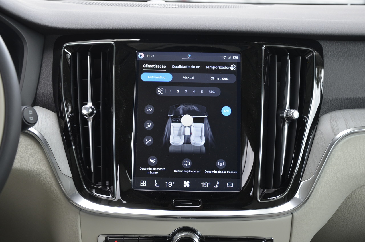 V60 T6 Hibrido Plug-in Plus Dark