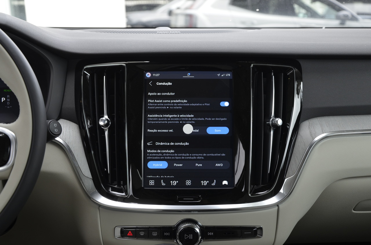 V60 T6 Hibrido Plug-in Plus Dark