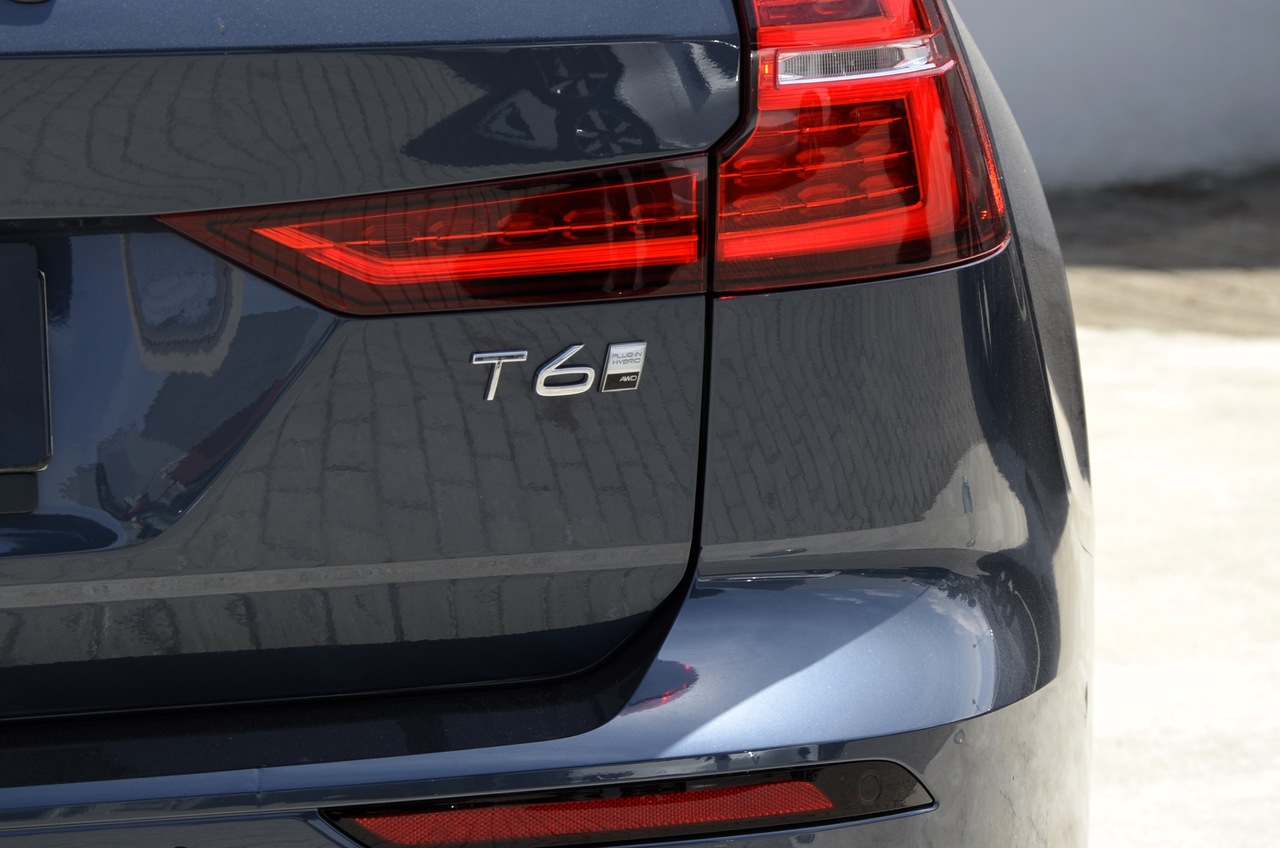 V60 T6 Hibrido Plug-in Plus Dark