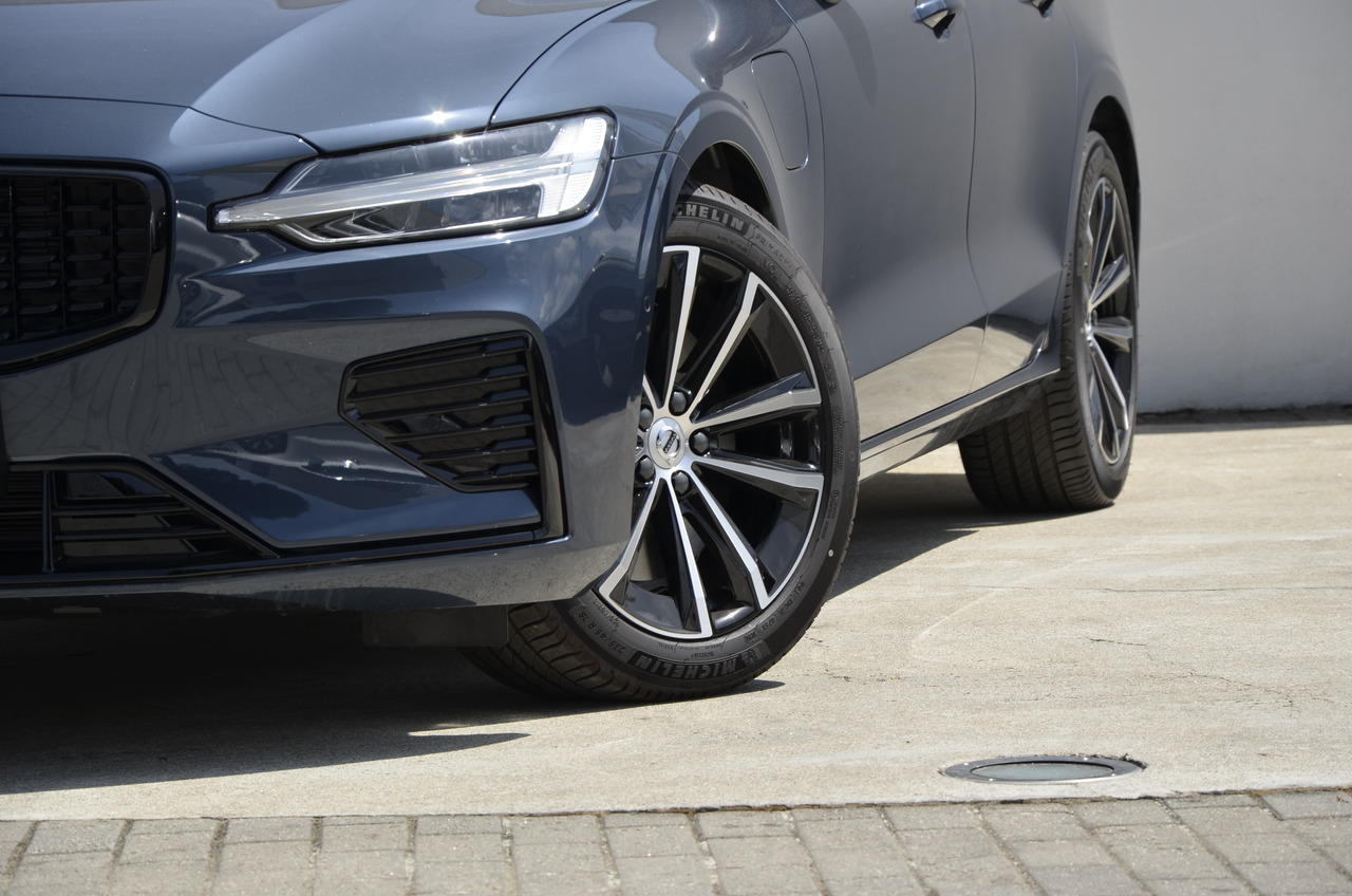 V60 T6 Hibrido Plug-in Plus Dark
