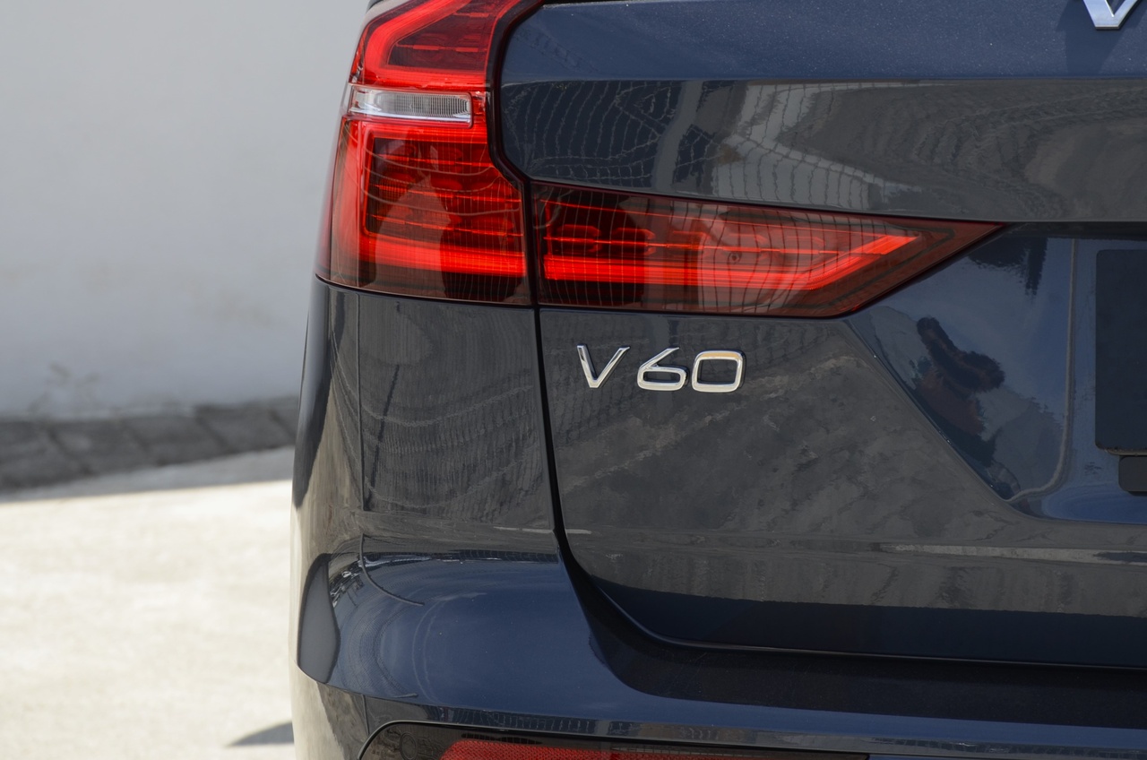 V60 T6 Hibrido Plug-in Plus Dark