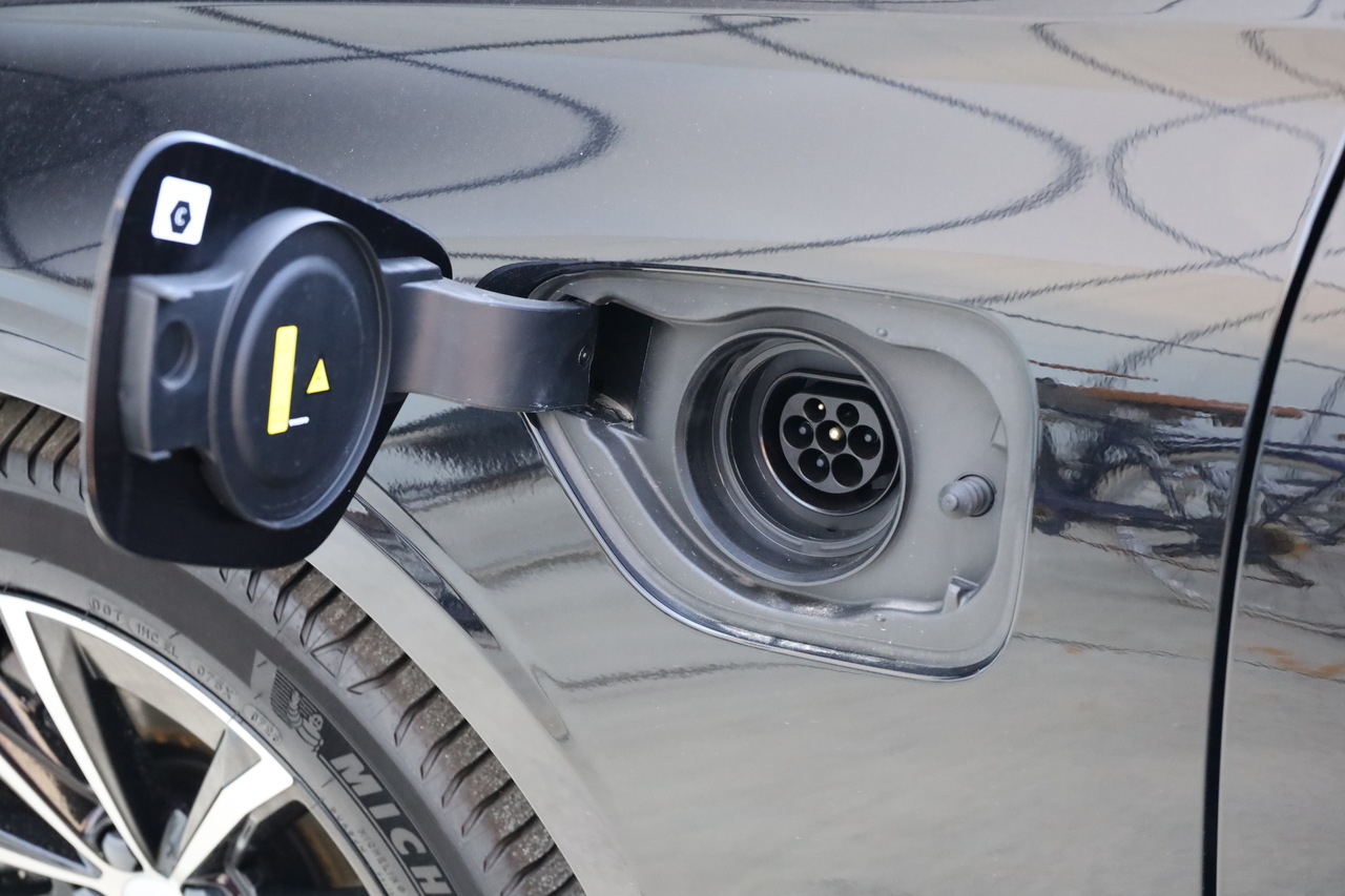 V60 T6 Hibrido Plug-in Plus Dark
