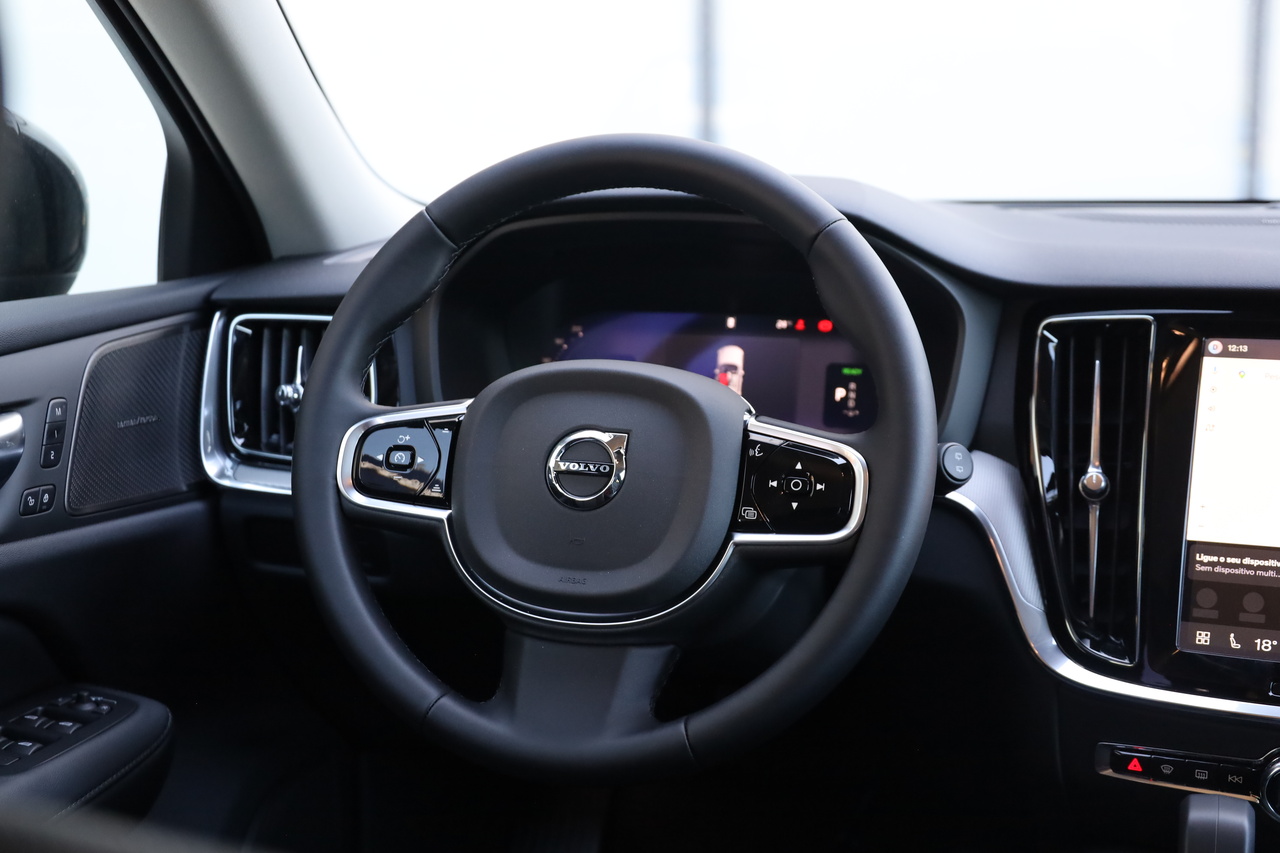 V60 T6 Hibrido Plug-in Plus Dark