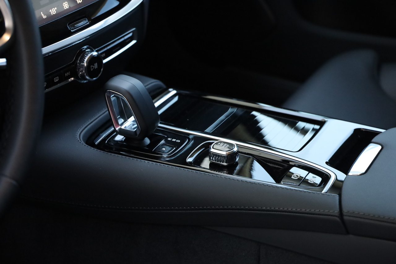 V60 T6 Hibrido Plug-in Plus Dark
