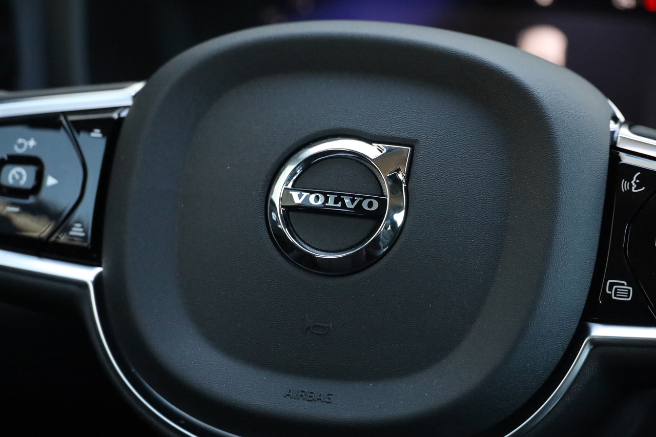 V60 T6 Hibrido Plug-in Plus Dark