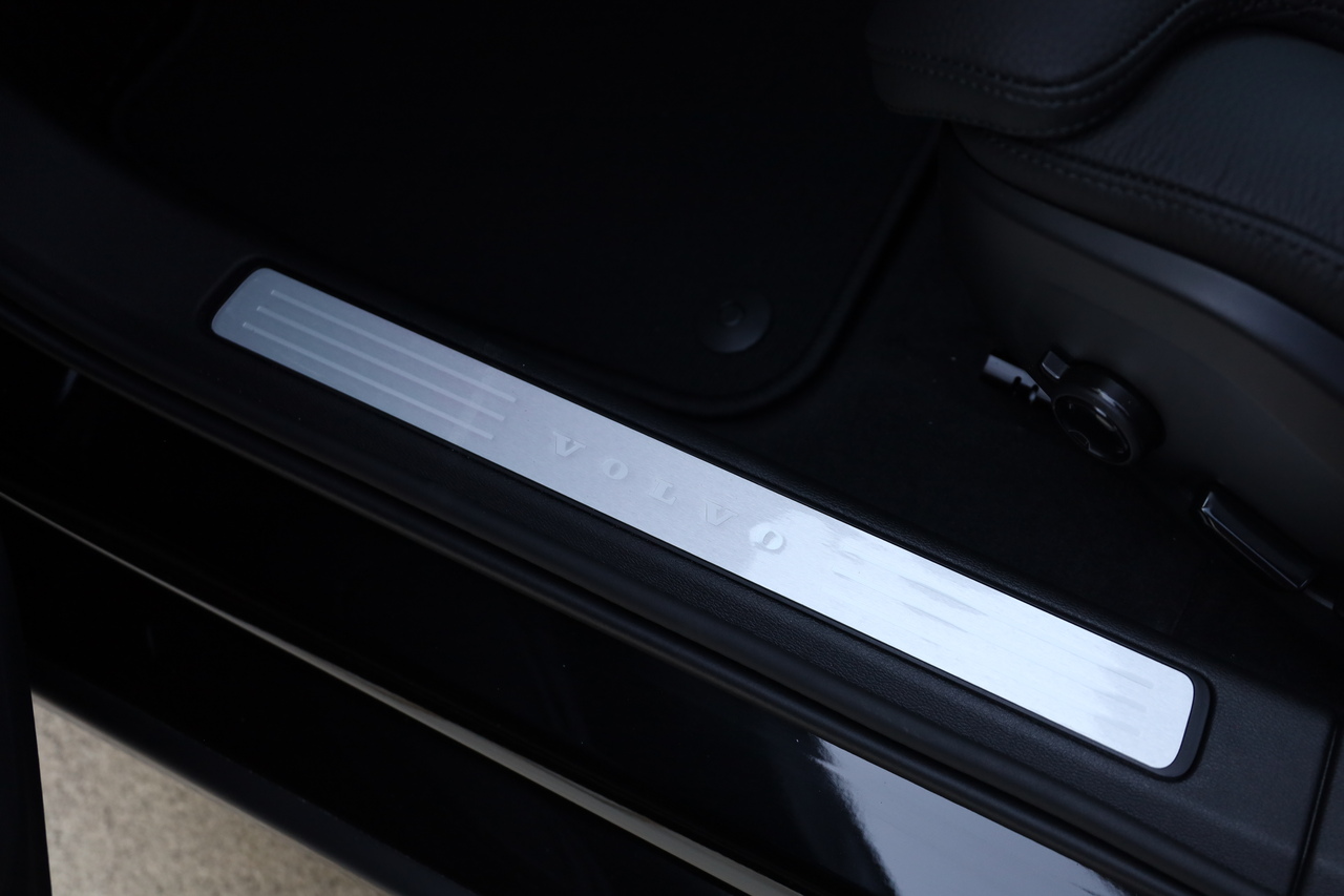 V60 T6 Hibrido Plug-in Plus Dark