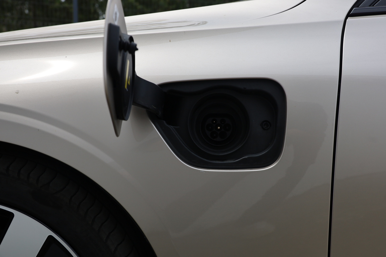 V60 T6 Hibrido Plug-in Plus Dark