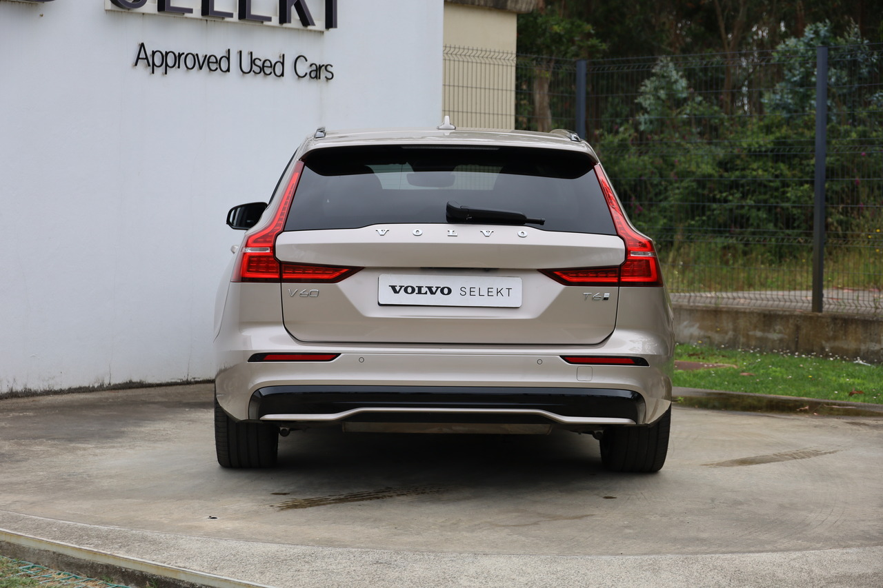 V60 T6 Hibrido Plug-in Plus Dark