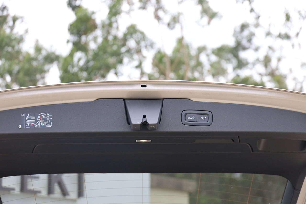 V60 T6 Hibrido Plug-in Plus Dark