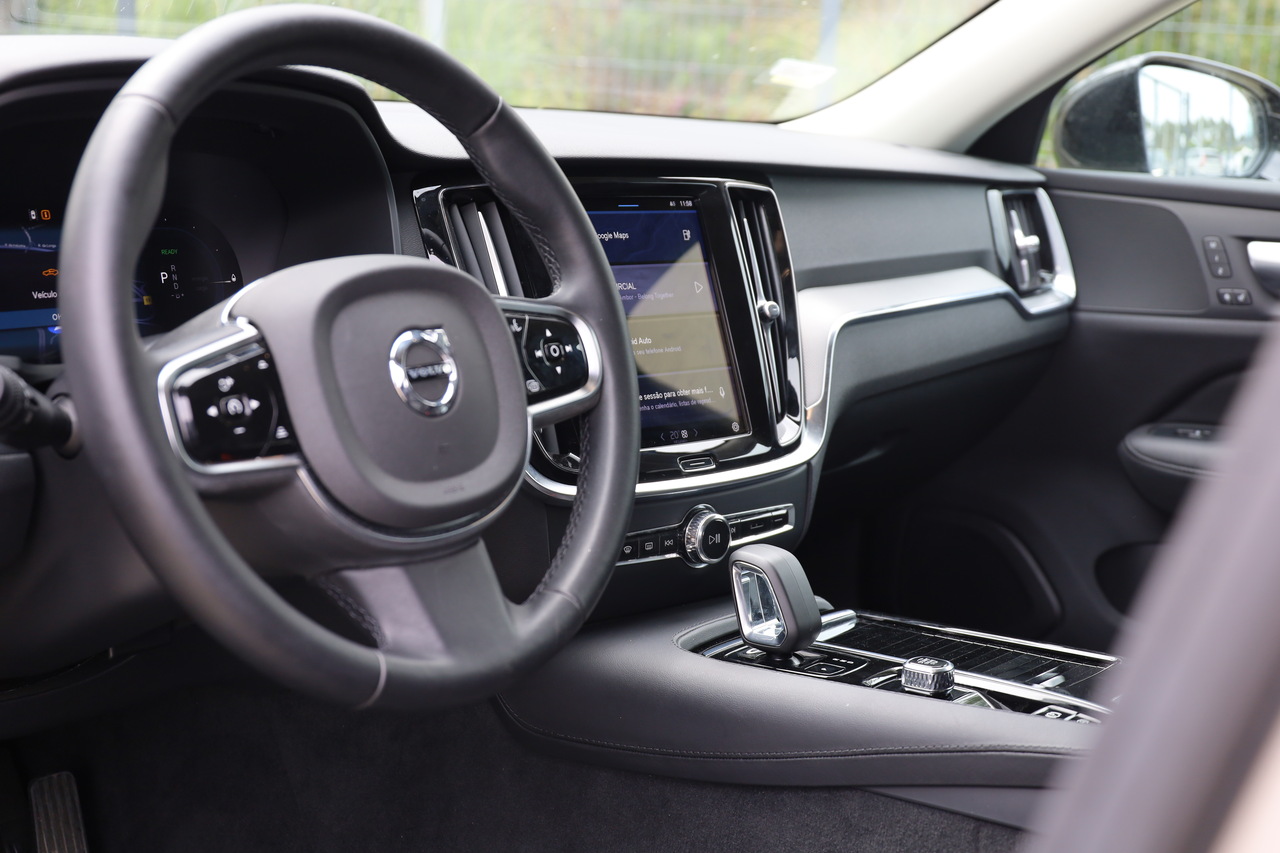 V60 T6 Hibrido Plug-in Plus Dark