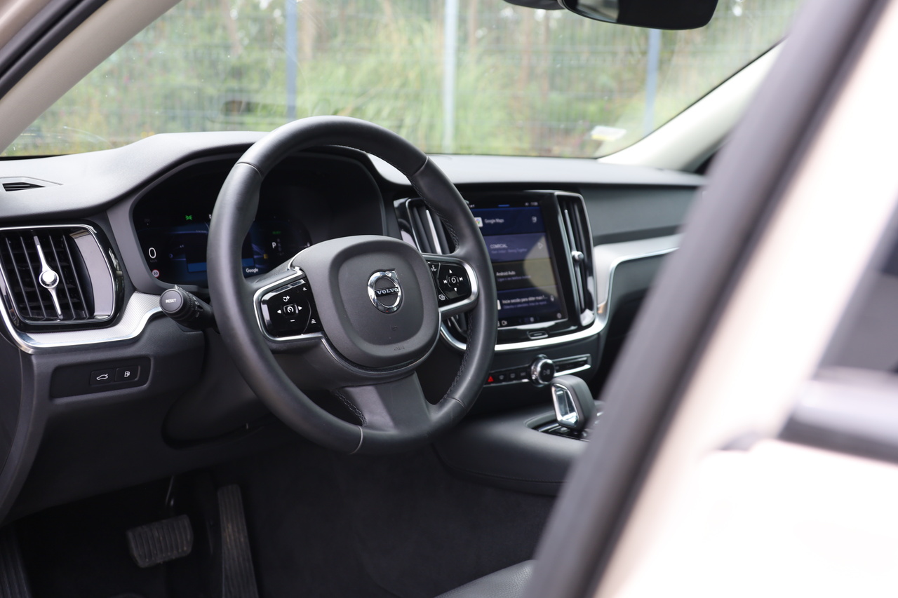 V60 T6 Hibrido Plug-in Plus Dark