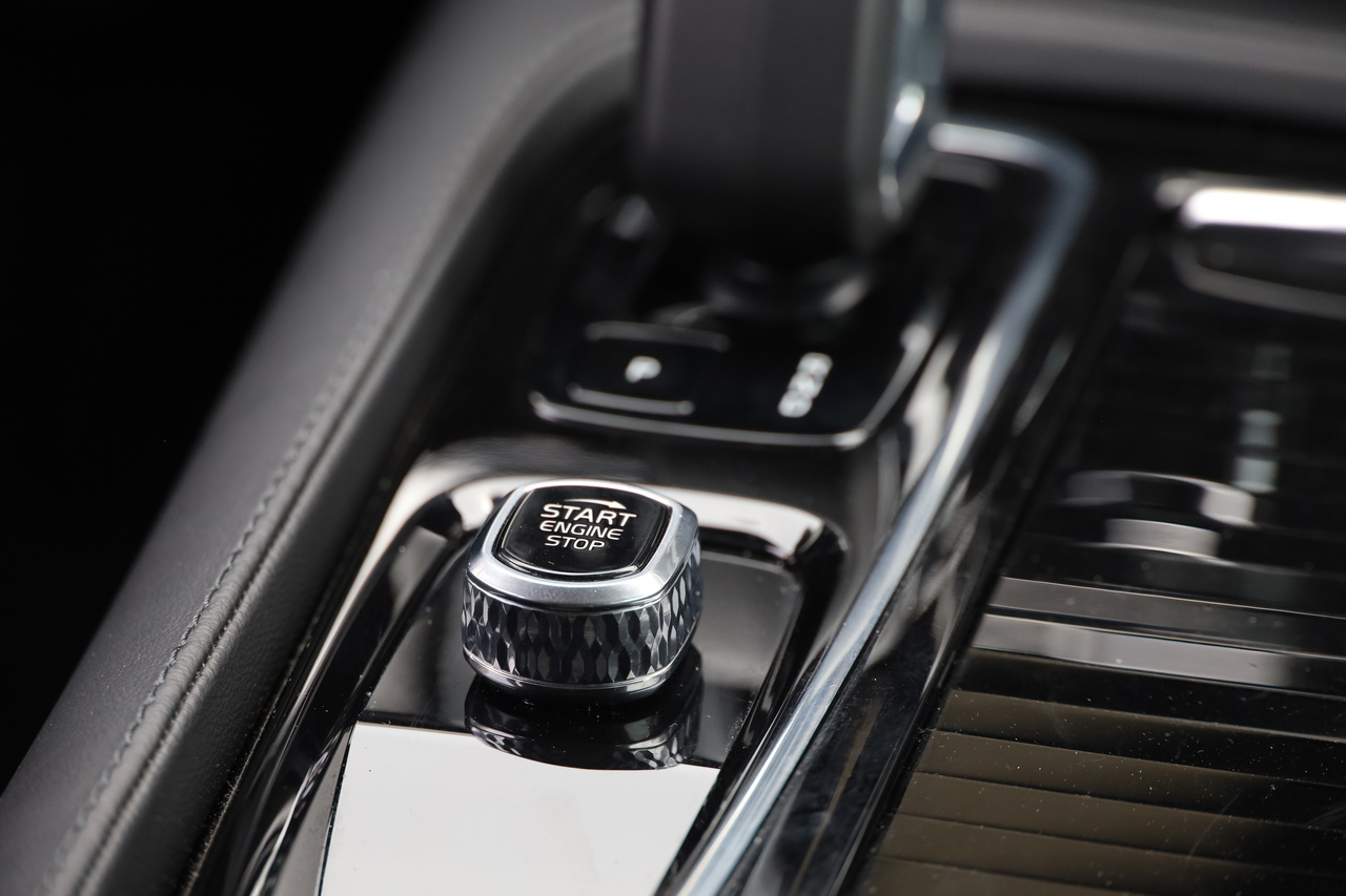V60 T6 Hibrido Plug-in Plus Dark