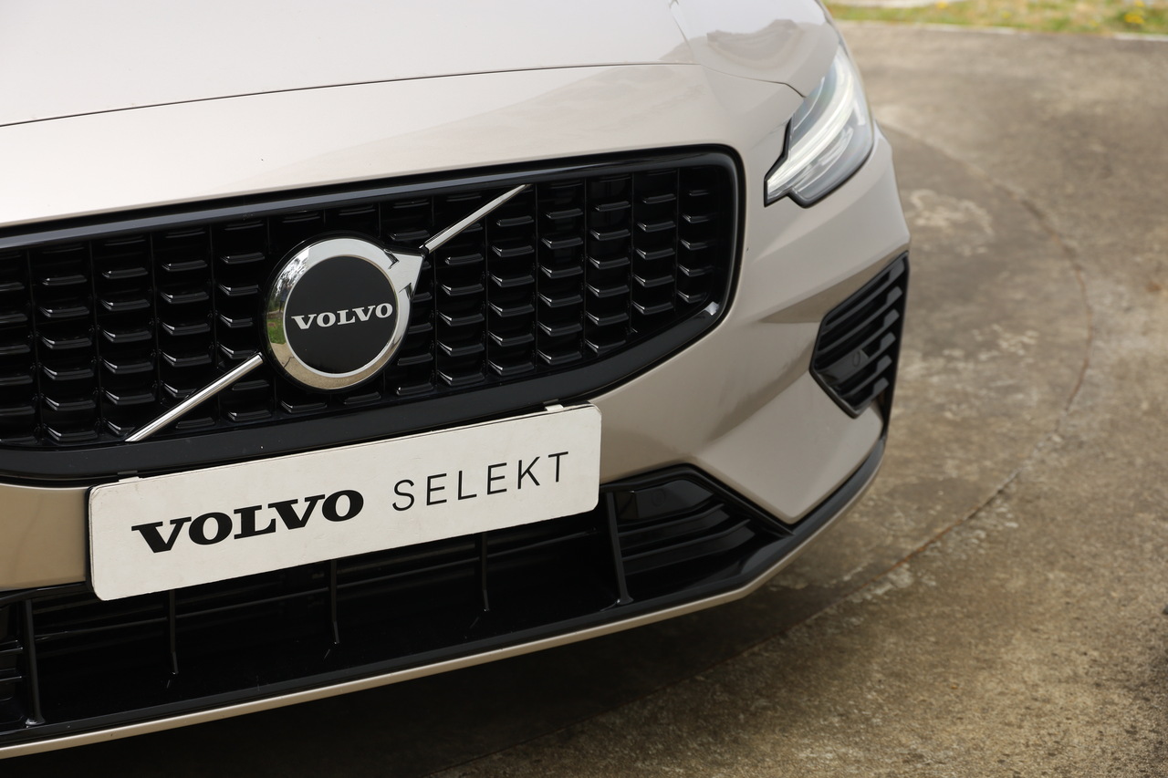 V60 T6 Hibrido Plug-in Plus Dark
