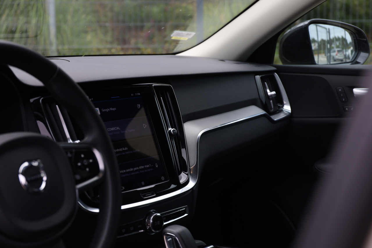 V60 T6 Hibrido Plug-in Plus Dark