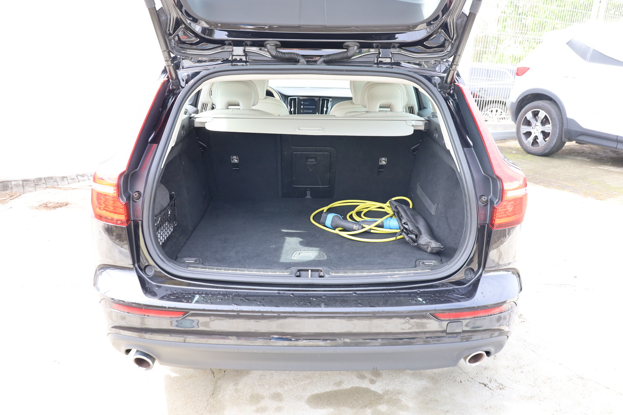 V60 T8 Hibrido Plug-in Momentum Plus