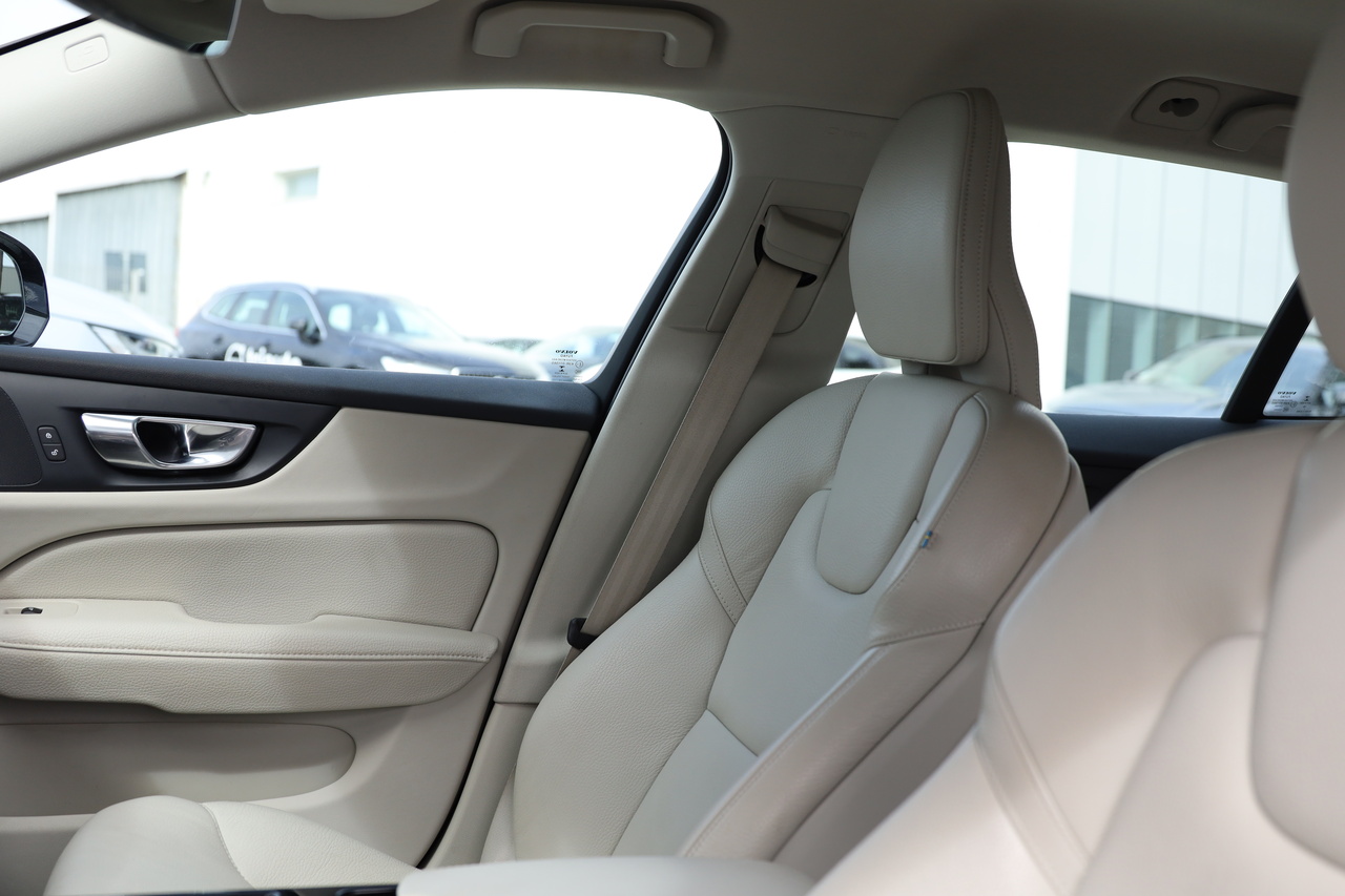 V60 T8 Hibrido Plug-in Momentum Plus