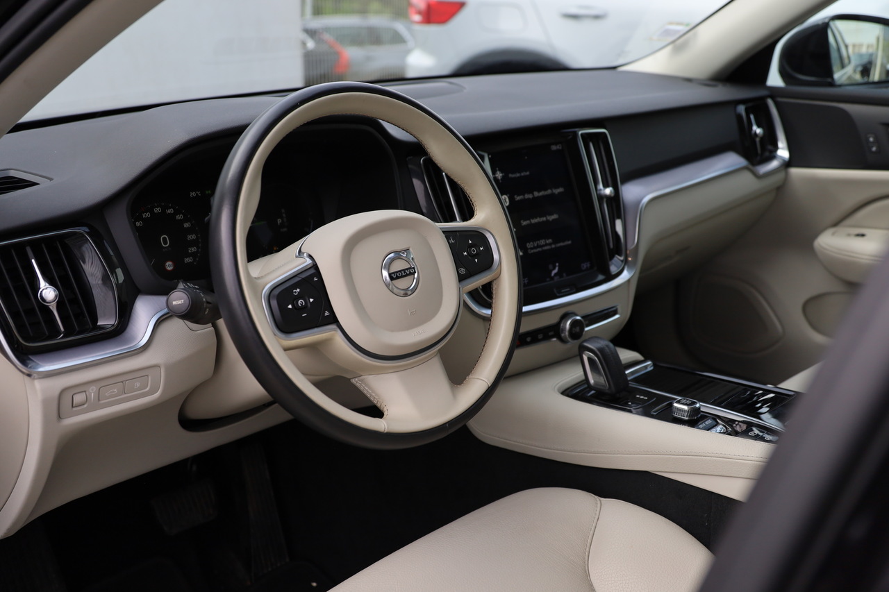 V60 T8 Hibrido Plug-in Momentum Plus