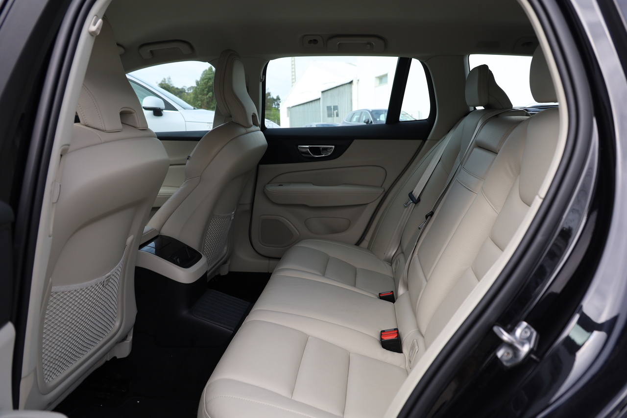 V60 T8 Hibrido Plug-in Momentum Plus