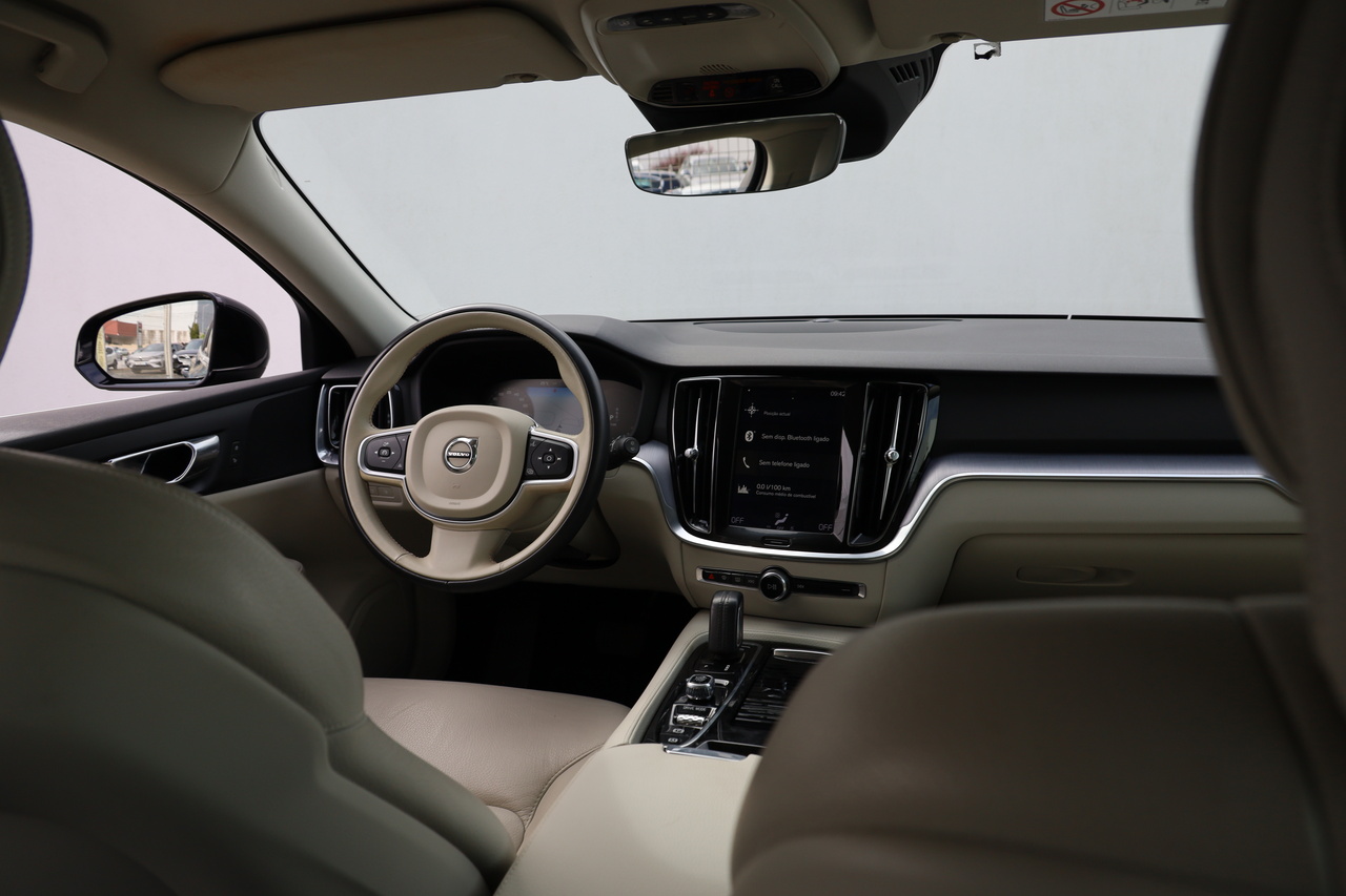 V60 T8 Hibrido Plug-in Momentum Plus