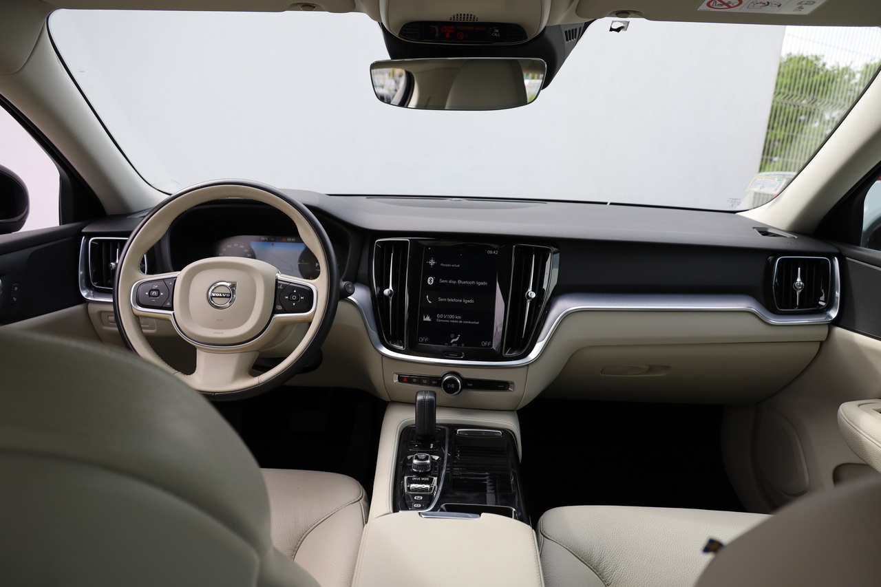 V60 T8 Hibrido Plug-in Momentum Plus