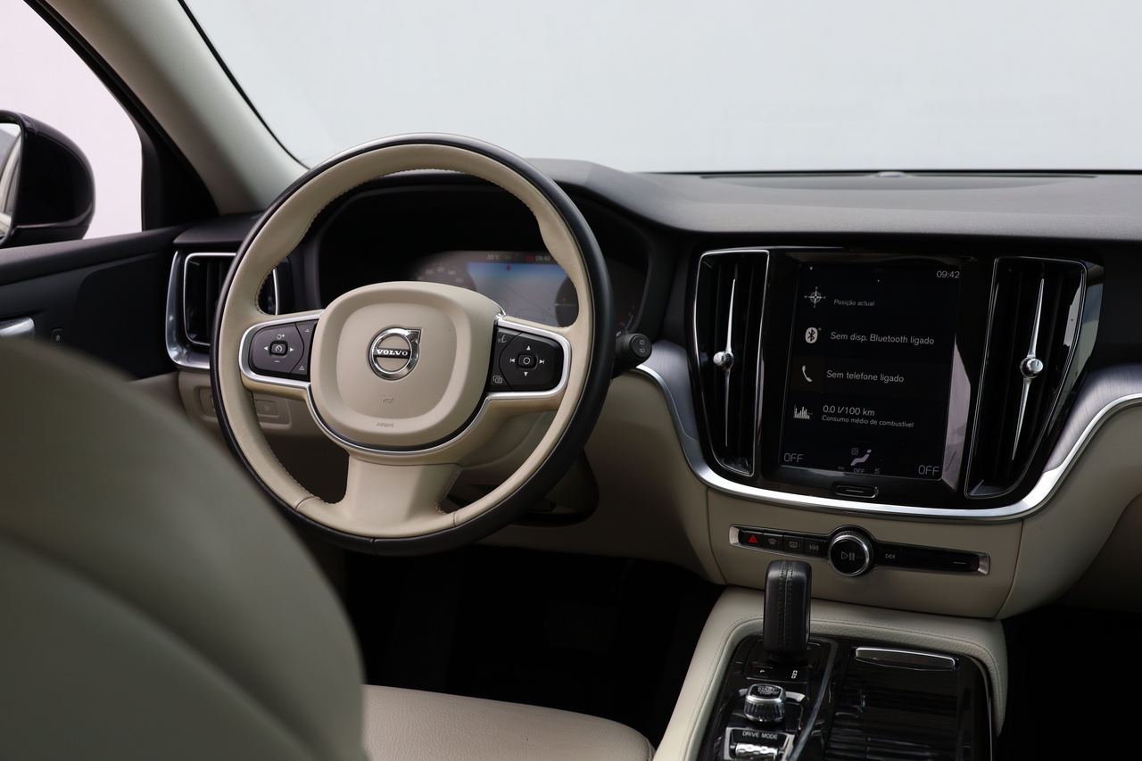 V60 T8 Hibrido Plug-in Momentum Plus