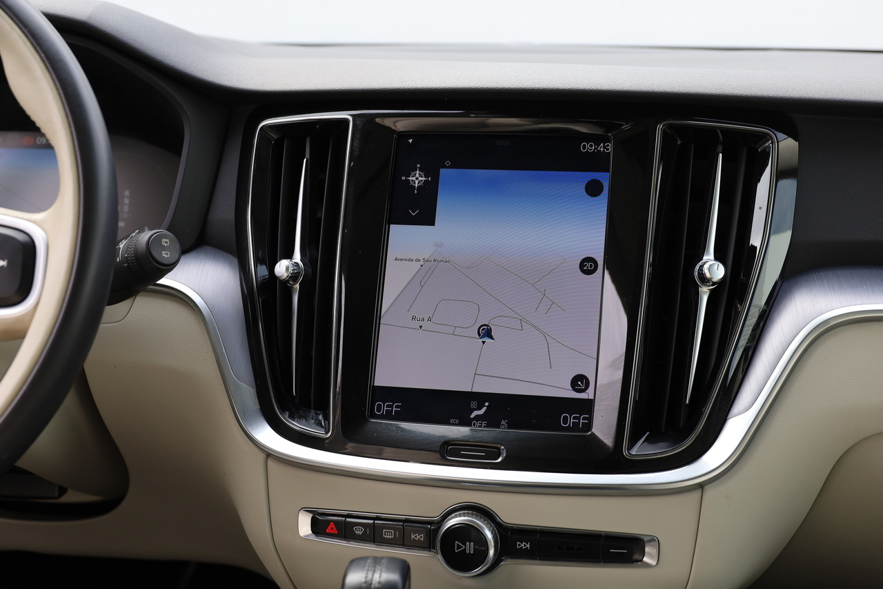 V60 T8 Hibrido Plug-in Momentum Plus